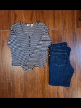 Levi's Women's Navy Blue Boyfriend Jeans and Levi Striped Top BUNDLE